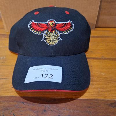  Atlanta Hawks Hardwood Classics Team Ground 2.0 snapback hat with a red brim trim and team logo with raised details. 