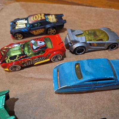 mixed lot, mostly hotwheels.
