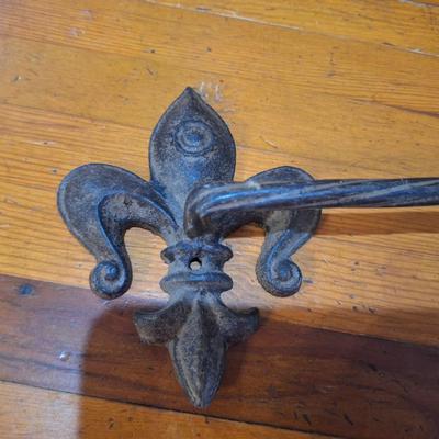 cast iron towl bar with twisted bar and Fleur de lis ends. Holes to screw them to the wall