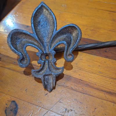 cast iron towl bar with twisted bar and Fleur de lis ends. Holes to screw them to the wall