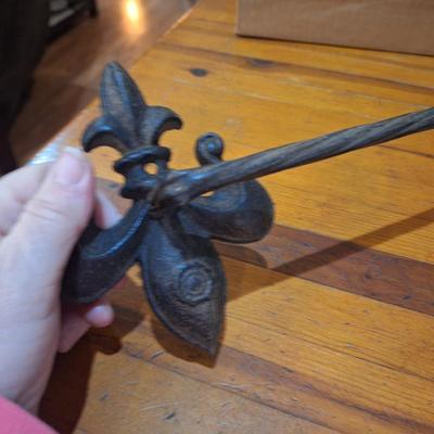 cast iron towl bar with twisted bar and Fleur de lis ends. Holes to screw them to the wall