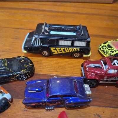 mixed lot of cars, hotwheels and maybe maisto