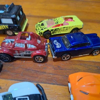 mixed lot of cars, hotwheels and maybe maisto