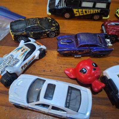 mixed lot of cars, hotwheels and maybe maisto