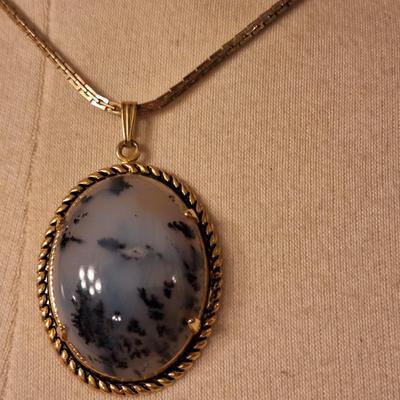 oval pendant on gold tone setting and necklace (not marked )