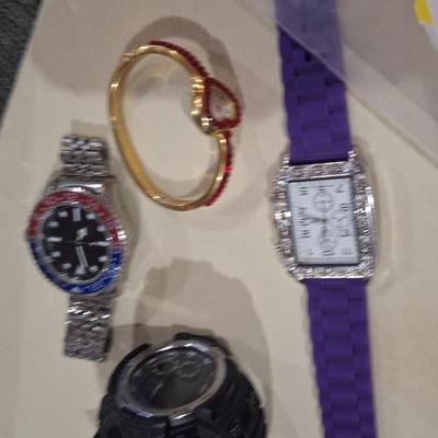 watch bundle- untested need new batteries