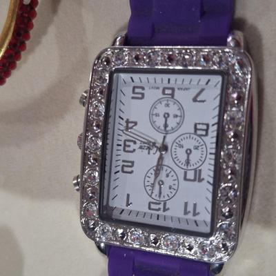 watch bundle- untested need new batteries