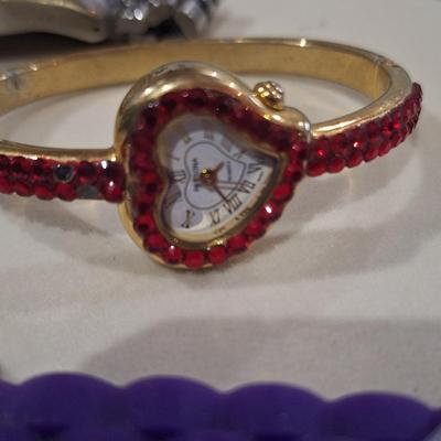 watch bundle- untested need new batteries