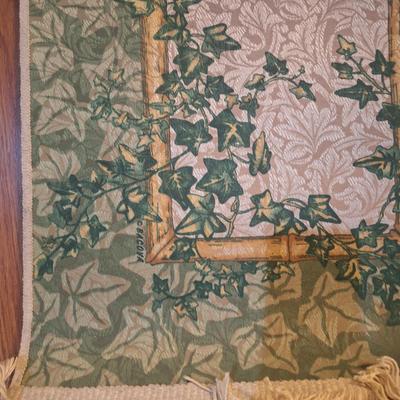 Small throw rug with English Ivy design