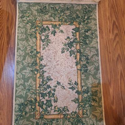 Small throw rug with English Ivy design