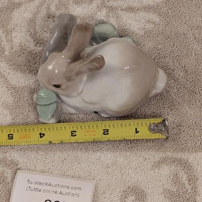  Lladró Rabbit Eating porcelain figurine, model number 4772