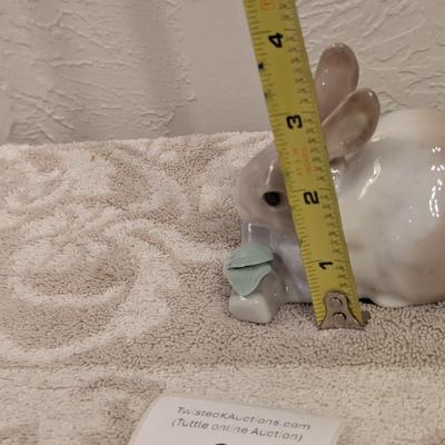  Lladró Rabbit Eating porcelain figurine, model number 4772