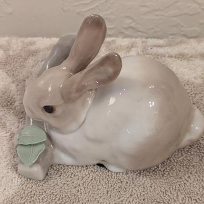  Lladró Rabbit Eating porcelain figurine, model number 4772