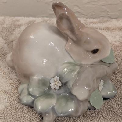  Lladró Rabbit Eating porcelain figurine, model number 4772