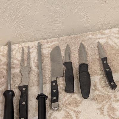 parital set of chicago cutlery knives and wooden block see all photos.