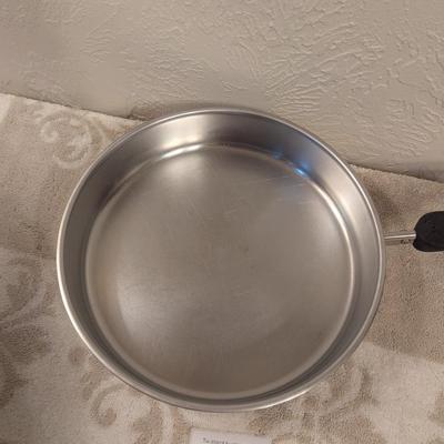Stainless steel pan with lid