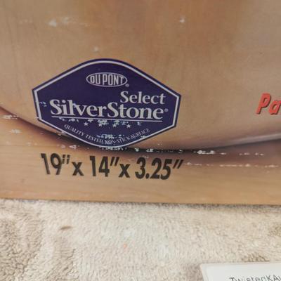 Tivoli Plus Extra Large Chef's Roasting Pan with a non-stick surface and roasting rack. 