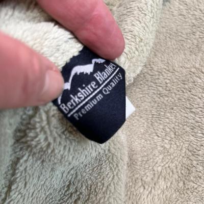 Lot 90 Fleece throw & pillow