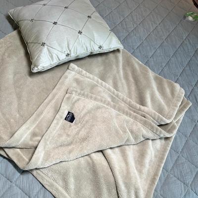 Lot 90 Fleece throw & pillow