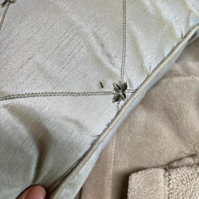 Lot 90 Fleece throw & pillow