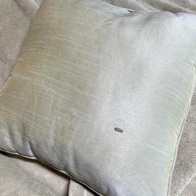 Lot 90 Fleece throw & pillow
