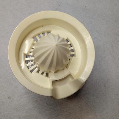 Sale Photo Thumbnail #76: Gemco Manual Citrus Juicer 5"x4"