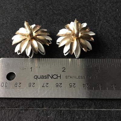 Vintage Sarah Coventry water Lily clip on earrings