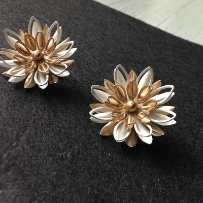 Vintage Sarah Coventry water Lily clip on earrings