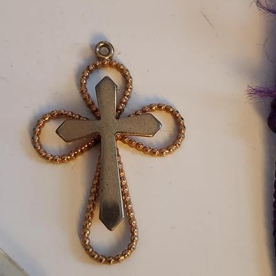 Sale Photo Thumbnail #424: This lot is for a gathering of Vintage Religious Items.  Includes crosses, praying hand and a mustard seed, plus a sweet Mary pin and a Madonna and Child necklace.