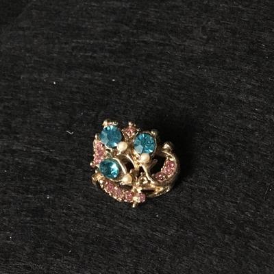 Beautiful rhinestone vintage pin