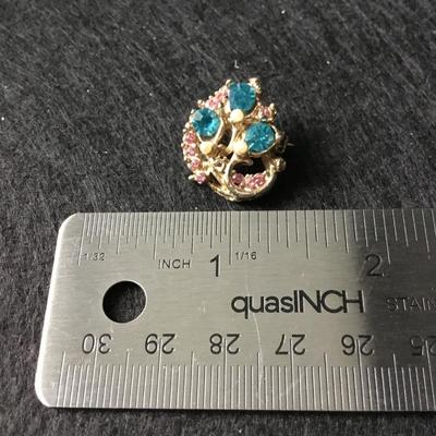 Beautiful rhinestone vintage pin