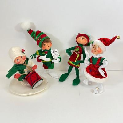 LOT 252: 1990s Anna Lee Posable Fabric Dolls