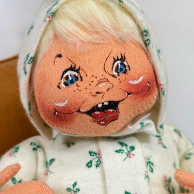 LOT 253: Large 90s Anna Lee Posable Fabric Dolls