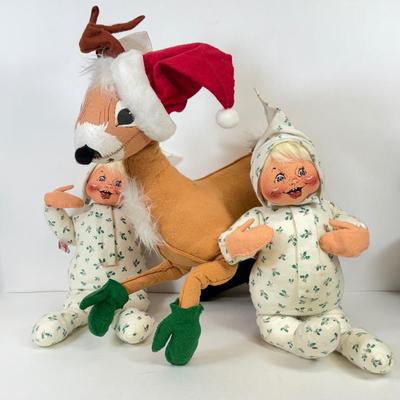 LOT 253: Large 90s Anna Lee Posable Fabric Dolls