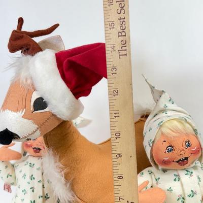 LOT 253: Large 90s Anna Lee Posable Fabric Dolls