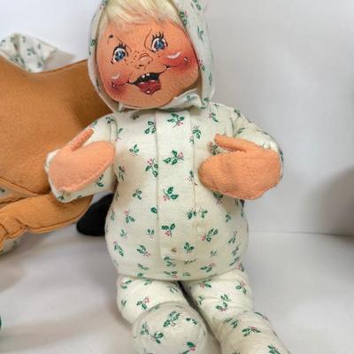 LOT 253: Large 90s Anna Lee Posable Fabric Dolls
