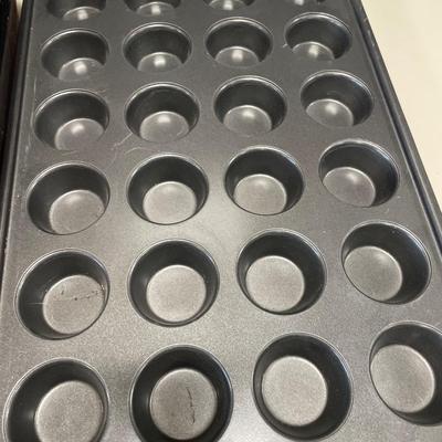 Baking pans and cooling rack