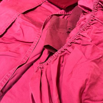 Lot 91 Red queen sheets AS IS