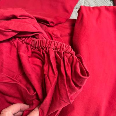 Lot 91 Red queen sheets AS IS