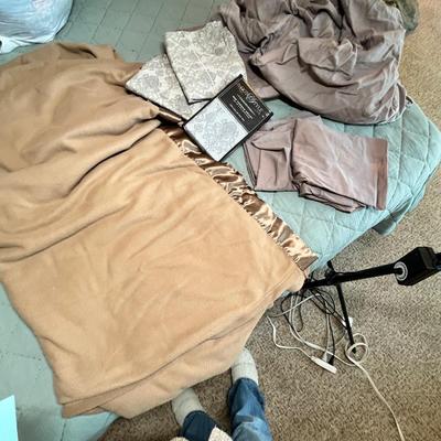 Lot 94 Brown sheets & blanket