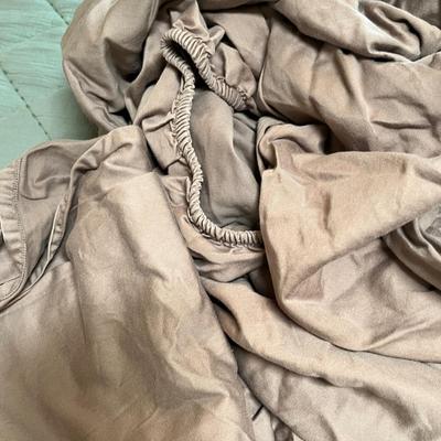 Lot 94 Brown sheets & blanket