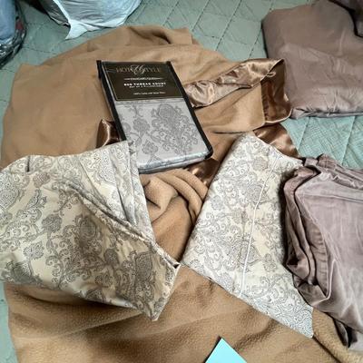 Lot 94 Brown sheets & blanket