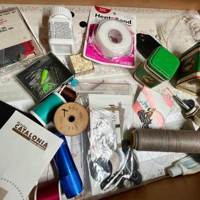 Lot 101 Lg drawer of crafting sewing items