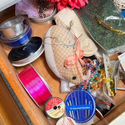 Lot 102 Drawer of sewing items