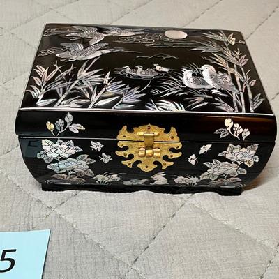 Lot 115 Black laquer & MOP jewelry box