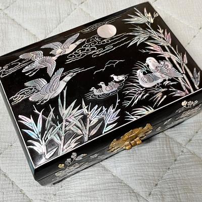 Lot 115 Black laquer & MOP jewelry box