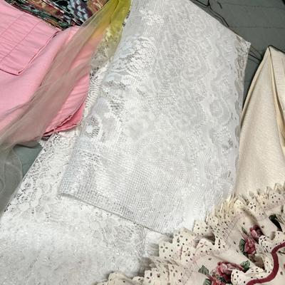 Lot 119 Asst linens