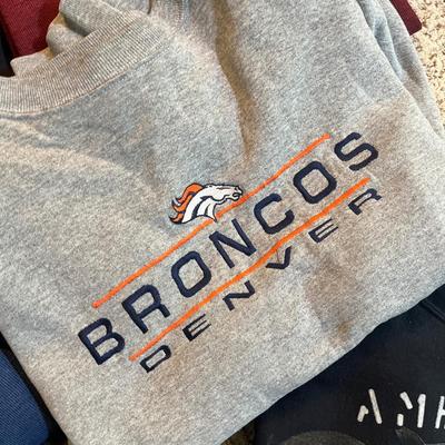 Lot 148 Men's sweats & tops