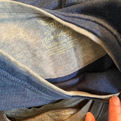 Lot 148 Men's sweats & tops