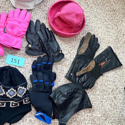 Lot 151 Women's winter accessories